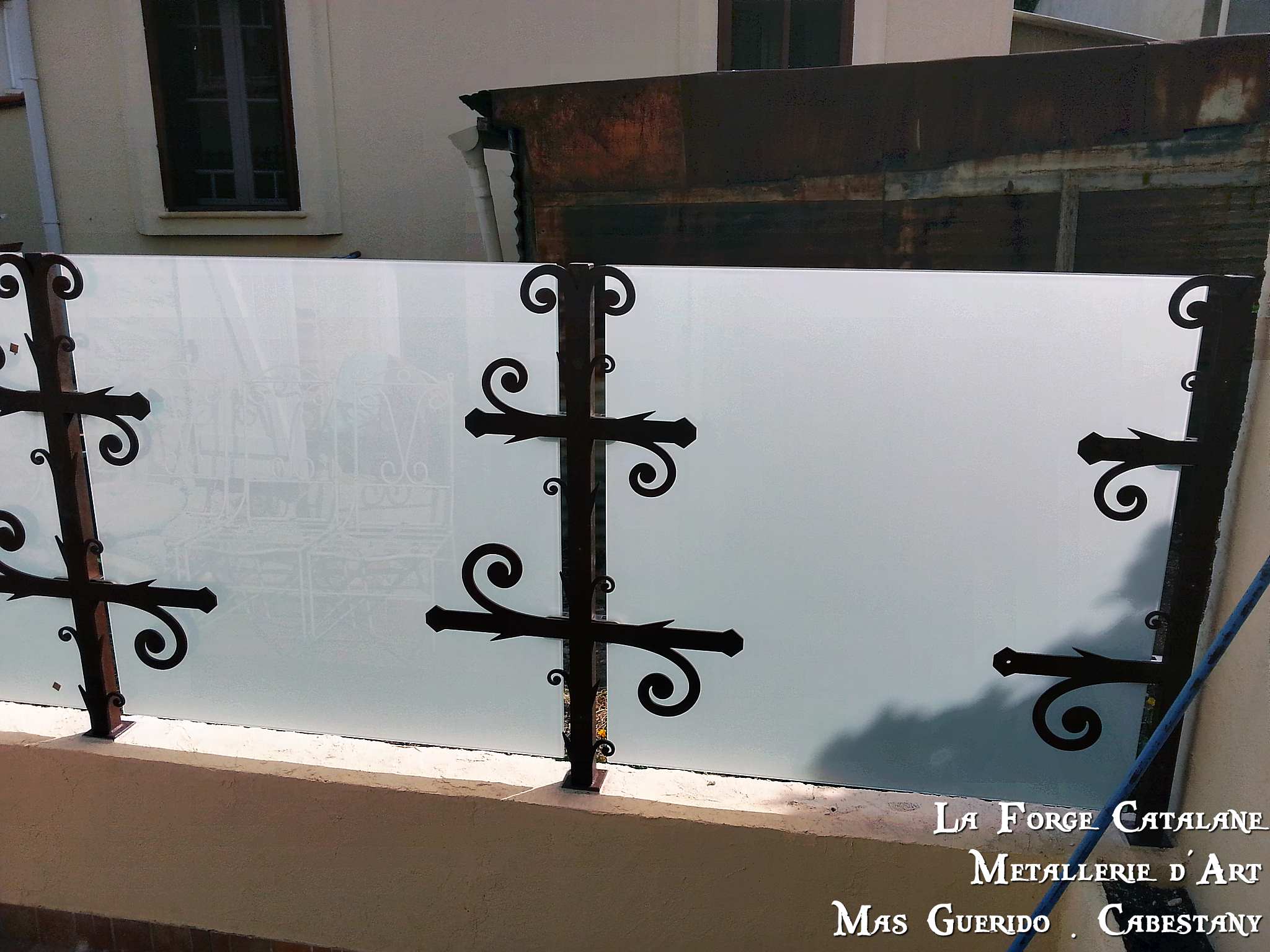 Garde corps vitrage volutes poteaux ouvrage travail a chaud forge catalane 2.jpg